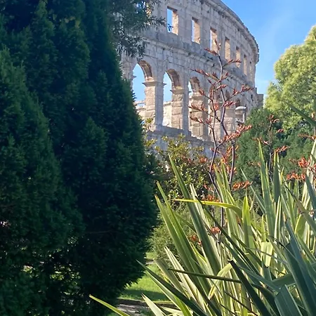 Апартаменты Red Roof Пула